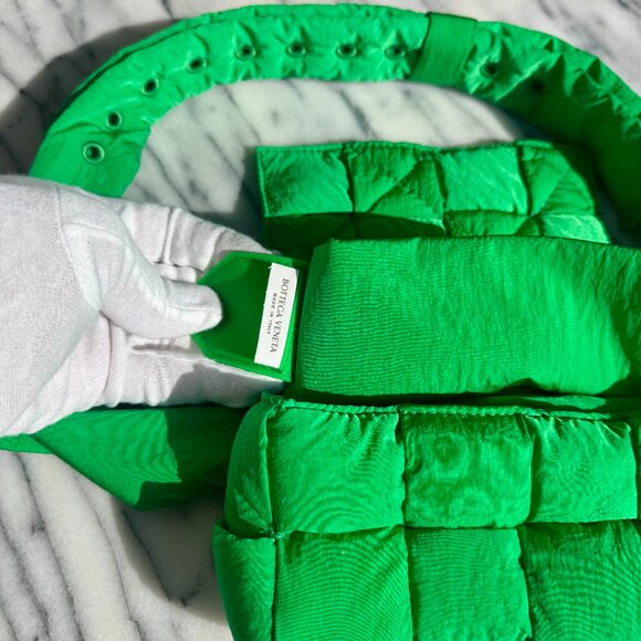 🇮🇹 - Bottega Veneta: Padded Cassette Belt Bag Maxi Intrecciato Nylon Mini w/ Box - Picture 5 of 9